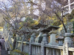 Ishi-dōrō (stone lanterns) at Konpira Shrine in Kagawa Prefecture.
